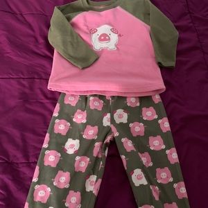 🐷 piggy pajamas 🐷 super cute 2 piece pajama set from Carter’s. Size 2T